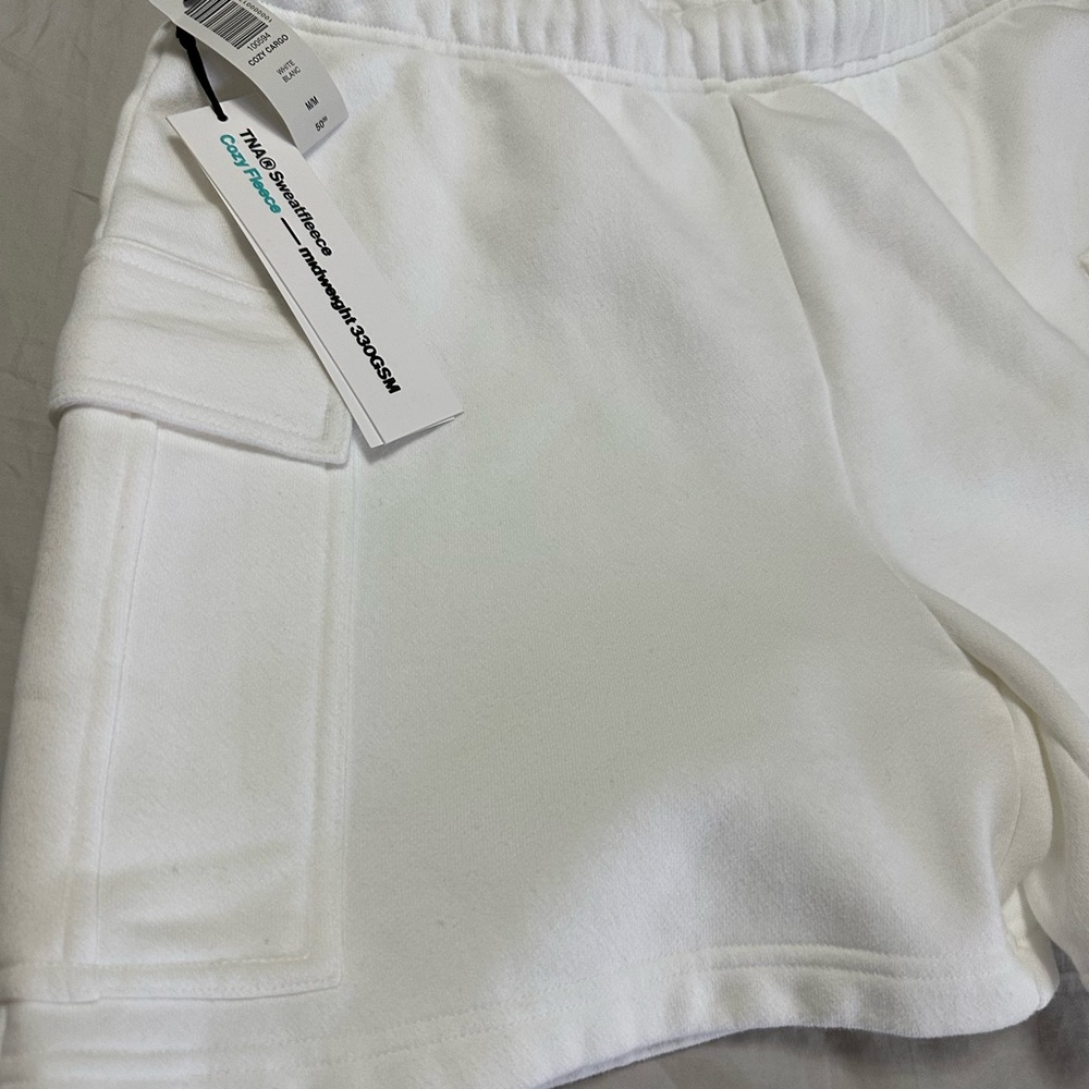 Aritzia TNA Cargo Shorts - Picture 4 of 5